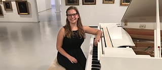 Lili Ahopelto pianon ääressä