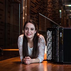 Manca Dornik mit Akkordeon