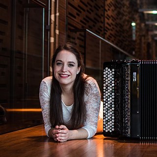 Manca Dornik ja hanuri &copy; Kuva: Manca Dornik Manca Dornik ja hanuri