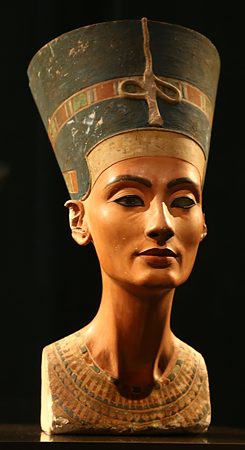 ပြန်လည်ပေးအပ်ရန် ကြန့်ကြာနေမှု - အီဂျစ်မိဖုရား Nefertiti၏  ကိုယ်အထက်ပိုင်းရုပ်ထုကို မည်သူပိုင်ဆိုင်ပါသလဲ။