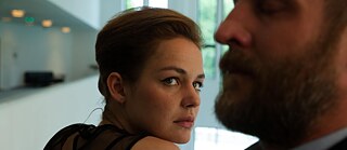 Liv schaut ernst Malte an, der in eine andere Richtung blickt