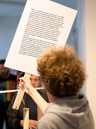 Information in Form eines Protestschilds