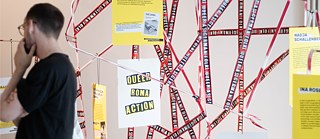 Wie ein Spinnennetz aus Protestklebeband