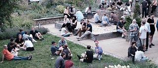 Eröffnungs-Chillen im Garten des Schwulen Museums 