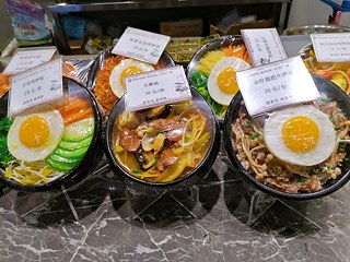 Bitte nicht essen! Das „Anschauungsmaterial“ aus Plastik in einem Restaurant. 