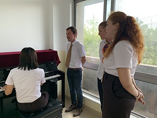 Einstudieren des Schullieds für den Teacher‘s Day