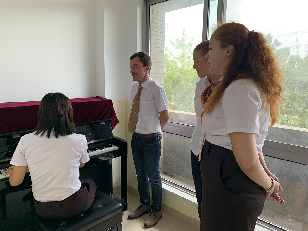 Einstudieren des Schullieds für den Teacher‘s Day