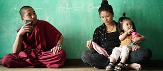 Der vollständig im Bhutan gedrehte Dokumentarfilm Sing Me a Song, eine deutsch-französisch-schweizerische Koproduktion, berichtet von den transformativen Veränderungen, die die Einführung von Technologien in dem Königreich im Himalaya mit sich gebracht hat. 