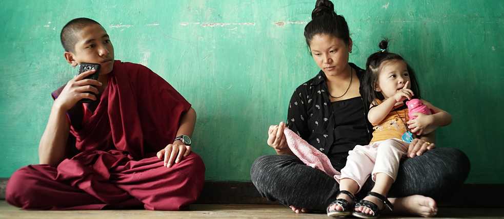 Der vollständig im Bhutan gedrehte Dokumentarfilm Sing Me a Song, eine deutsch-französisch-schweizerische Koproduktion, berichtet von den transformativen Veränderungen, die die Einführung von Technologien in dem Königreich im Himalaya mit sich gebracht hat. 