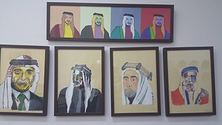 Kunstwerke auf dem Schulflur