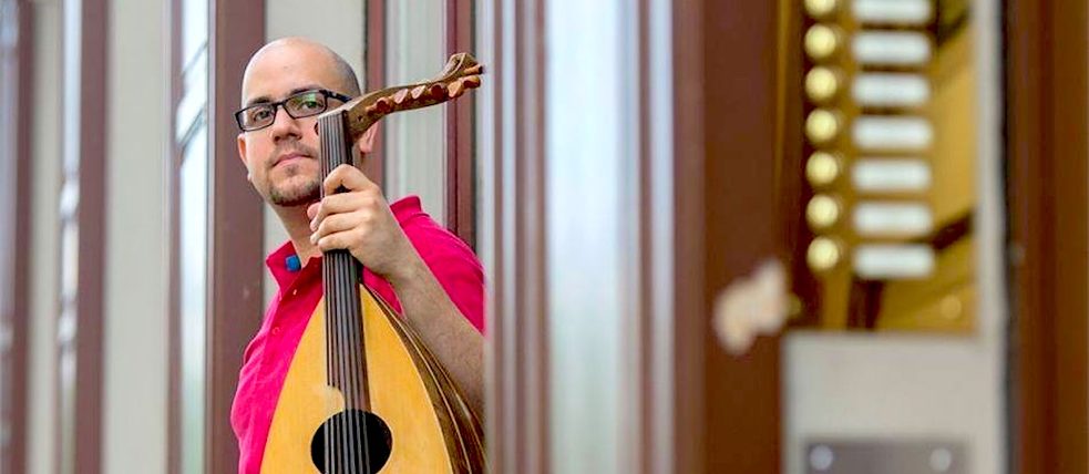 Many people forced to flee to Germany are politically, socially or artistically active there. One of them is Thabet Azzawi, a musician from Syria.