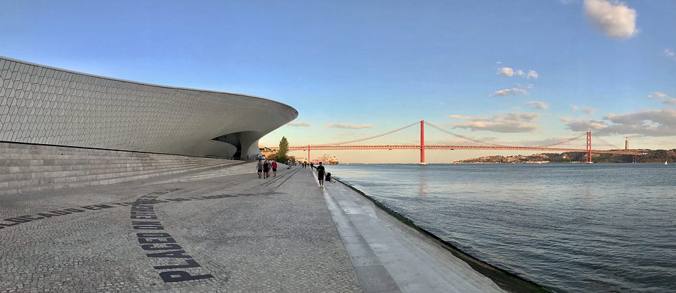 <b>MAAT – Museum für Kunst, Architektur und Technologie (Lissabon, Portugal)</b><br><br>Unter den Lissabonner Museen ist das neue Museum für zeitgenössische Kunst einen Abstecher wert. Das 2016 eröffnete Haus am Tejo zeigt nicht nur bedeutende internationale Ausstellungen, sondern beeindruckt auch durch sein futuristisches Design, das sich harmonisch in die historische Umgebung einfügt. Die Uferpromenade des Tejo ist ein beliebter Spot zum Joggen, Radfahren, Spazierengehen oder Arbeiten.