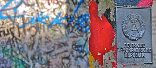 DDR-Sigel auf Berliner Mauer