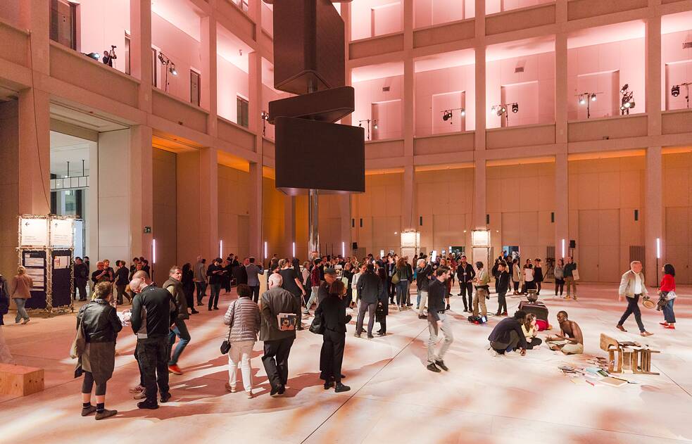 O cargueiro. Fórum Humboldt Berlim