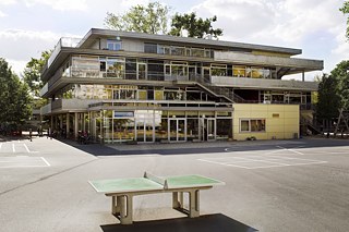 Dresden International School (DIS).