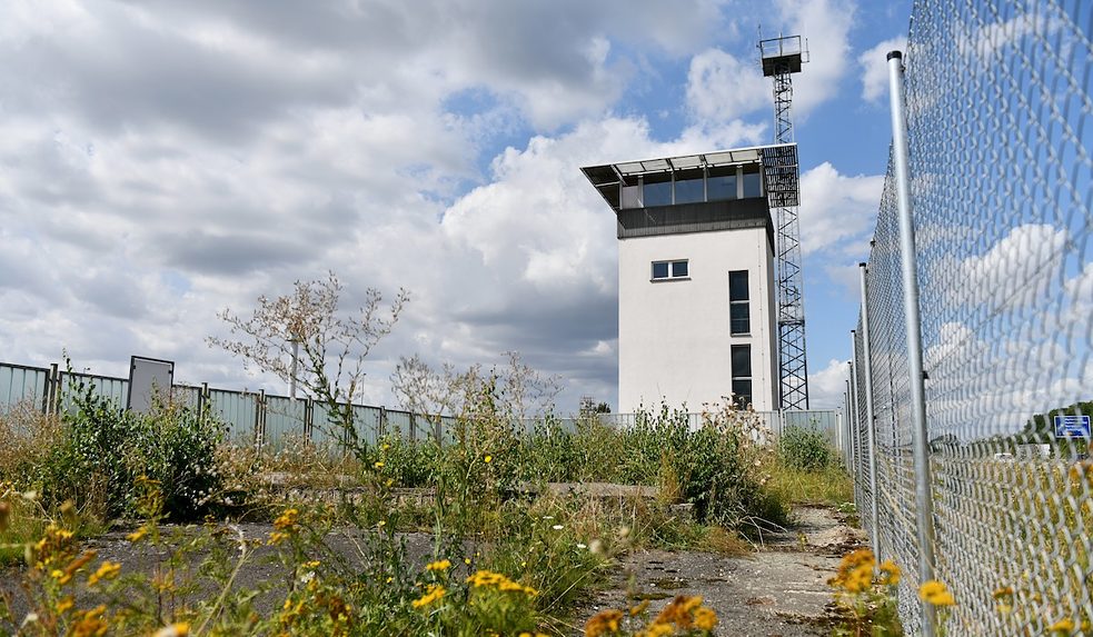 -	Een oude wachttoren van de Oost-Duitse grenssoldaten staat nu te midden van de Groene Strook in Marienborn. Deze grensovergang was de grootste en belangrijkste controlepost aan de Duits-Duitse grens en werd vooral gebruikt voor transitverkeer naar West-Berlijn. 