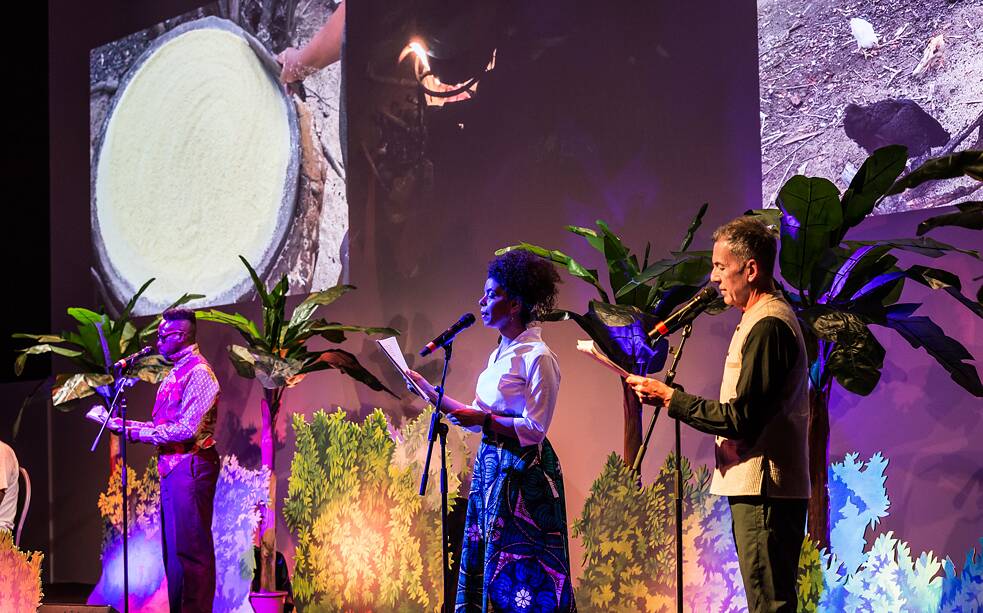 De bogas e remadores. Fórum Humboldt Berlim. 