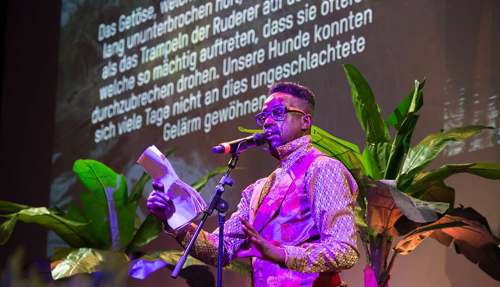 De bogas e remadores. Fórum Humboldt Berlim. 