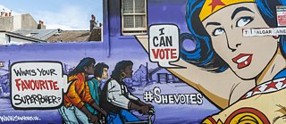 Graffiti an Hauswand, Frau als Superheldin mit Sprechblase “I can Vote”, Brighton, England, Vereinigtes Königreich