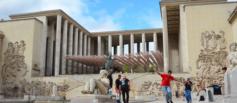 <b>Metropole der Künste - Musée d’art moderne de la Ville de Paris (Paris, Frankreich)</b><br><br>Design, Malerei, Film und Fotografie, Skulptur… Auf der Colline de Chaillot, nahe des Eiffelturms im Ostflügel des Palais der Tokyo finden wir sie: die Kunst von heute. Das 1961 eingeweihte Museum für Moderne Kunst widmet seine Dauerausstellung den größten künstlerischen Werken des vergangenen Jahrhunderts, vergisst dabei jedoch nicht, auch Installationen der zeitgenössischen Kunst Raum und Aufmerksamkeit zu schenken. Als ein Museum, in dem gesellschaftliche Strömungen reflektiert und kritisch hinterfragt werden, transformiert der Ausstellungsplatz zu einem Raum der Reflexion, zu einem Ort der Begegnung.