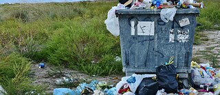 Mülleimer zu plastikstreifes Leben