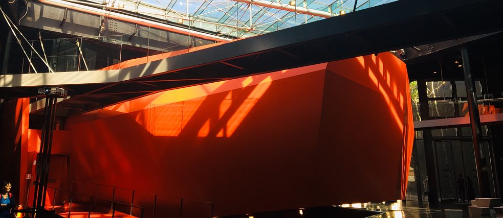 <b>Macro Asilo im MACRO – Museum für zeitgenössische Kunst in Rom (Rom, Italien)</b><br><br>Das Macro, Museum für zeitgenössische Kunst in Rom, befindet sich in der Nähe des Goethe-Instituts. Zur Zeit läuft dort das Projekt Macro Asilo. 300 Künstler aus der ganzen Welt sollen in insgesamt 15 Monaten abwechselnd bei offenen Türen arbeiten und performen. Das Museum hat dafür die Eintrittskarte abgeschafft und die Besucher können den Künstlern den ganzen Tag bei ihrer Arbeit zusehen. 