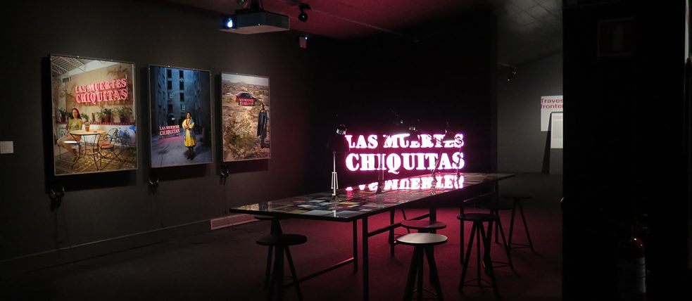 <b>Zeitgenössische Kunst im Raval (Barcelona, Spanien)</b><br><br>Im CCCB, Barcelonas Zentrum für zeitgenössische Kultur fragt derzeit die Ausstellung „Feminismen!“ nach Kontinuitäten und Brüchen zwischen Feministinnen heute und den feministischen Ideen der 1970er Jahre. Dazu gehört auch die Arbeit Die kleinen Todesfälle  (Las muertes chiquitas) von Mireia Sallarès, eine multimedial aufbereitete soziale Studie über Lust, Gewalt, Schmerz und Tod, die den weiblichen Orgasmus in den Mittelpunkt rückt.