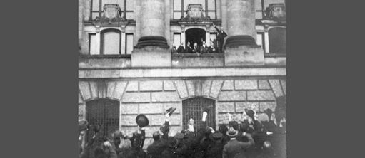 Scheidemann ruft vom Westbalkon des Reichstagsgebäudes die Republik aus. Foto: Erich Greifer, 1918; Veröffentlicht in: "Die Große Zeit. Il“