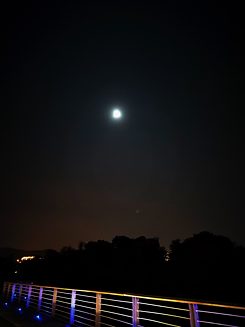 Ist Chang’e auch im Vollmond dieses Abends zu erkennen? 