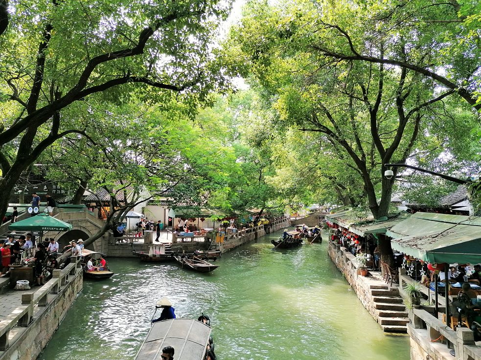 Langsam rudern die Boote durch die verzweigten Kanäle Tonglis