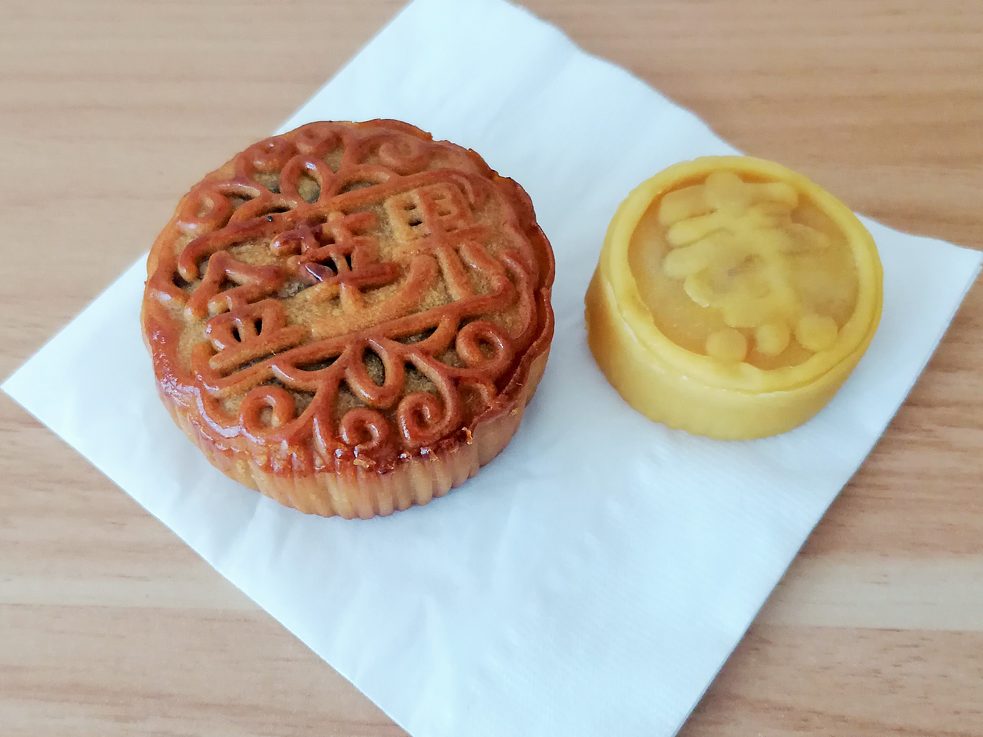 Hier zwei süße Mondkuchen mit der klassischen Verzierung