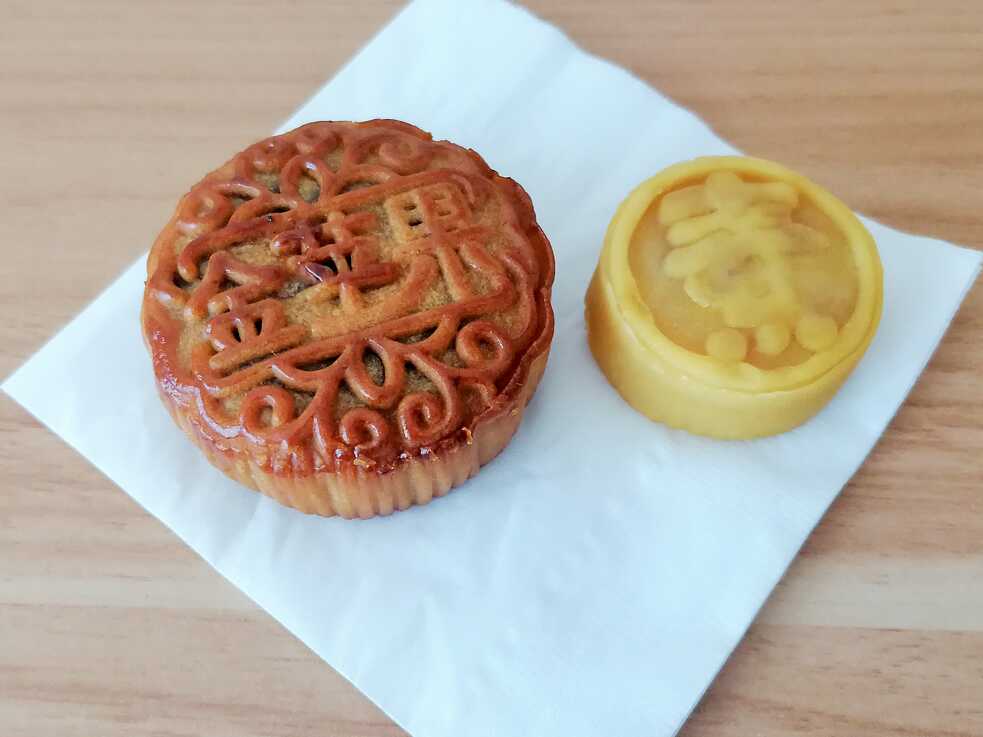Hier zwei süße Mondkuchen mit der klassischen Verzierung