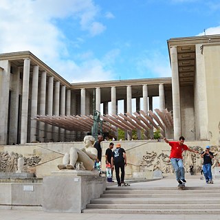 <b>Metropole des arts - Musée d’art moderne de la Ville de Paris (Paris, France)</b><br><br>Design, peinture, cinéma et photographie, sculpture... Situé sur la Colline de Chaillot, près de la Tour Eiffel, dans l'aile est du Palais de Tokyo, on y trouve l'art d'aujourd'hui. Inauguré en 1961, le Musée d’art moderne consacre son exposition permanente aux plus grandes œuvres d'art du siècle dernier, sans oublier de faire une place aux installations d'art contemporain. Lieu où les thématiques sociales sont abordées et remises en question, le musée se transforme en un espace de réflexion, en un lieu de rencontre.