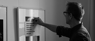 Hauke Hückstädt vor einem Bild