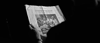 Hauke Hückstädt reads newspaper