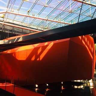 <b>Macro Asilo au MACRO – Musée d’art contemporain de Rome (Rome, Italie)</b><br><br>Le Macro, Musée d'art contemporain de Rome, est situé près du Goethe-Institut. Le projet Macro Asilo y est actuellement en cours. 300 artistes du monde entier travailleront et se produiront en alternance sur une période de 15 mois : l’entrée est libre pour les visiteurs. Le musée a supprimé les billets d'entrée et les visiteurs peuvent voir les artistes à l'œuvre toute la journée.