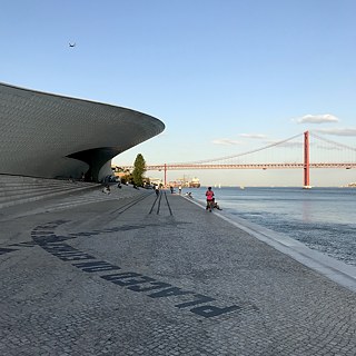 <b>MAAT - Musée d'art, d'architecture et de technologie (Lisbonne, Portugal) </b><br><br> Parmi les musées de Lisbonne, le nouveau Musée d'art contemporain vaut le détour. Inauguré en 2016, le bâtiment situé sur les rives du Tage présente non seulement d'importantes expositions internationales, mais impressionne également par son design futuriste qui s'intègre harmonieusement dans l'environnement historique. La promenade sur les rives du Tage est un endroit populaire pour faire du jogging, du vélo, pour se promener ou pour travailler.