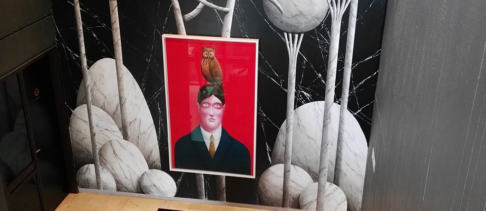 <b>Magritte Museum (Brüssel, Belgien)</b><br><br>„There is no choice: there is no art without life.“ – René Magritte<br>2009 öffnete das Magritte Museum seine Türen. Seitdem beherbergt es 230 Werke des renommierten Künstlers René Magritte. Als Teil der Königlichen Museen der Schönen Künste befindet es sich zentral in der Hauptstadt Belgiens. Seit 2018 ist das Werk <i>Portrait with an Owl</i> des Künstlers Nicolas Party ausgestellt.