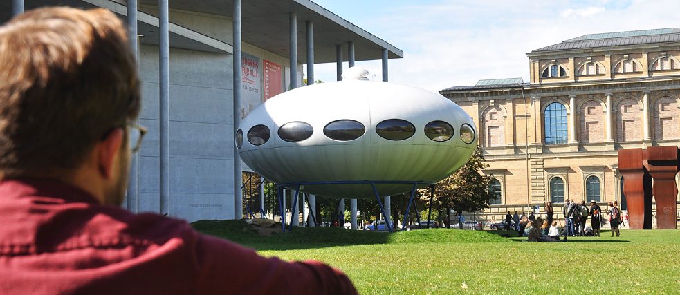 <b>Alte und Pinakothek der Moderne (München, Deutschland)</b><br><br>Ins Museum gehen die Münchner*innen am liebsten sonntags – dann kosten viele der staatlichen Kunsthallen nur einen Euro Eintritt. Wer möchte, kann an einem Nachmittag gleich mehrere besuchen: Zwischen der alten Pinakothek, der Pinakothek der Moderne und dem Museum Brandhorst liegt nur ein Grünstreifen – auf dem, so sieht es aus, ein Ufo gelandet ist. Eigentlich ist es das Kunststoffhaus Futuro des finnischen Architekten Matti Suuronen, das die Pinakothek der Moderne auf der Wiese ausstellt.