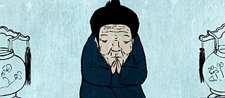 Ein älter Mann aus Asien vor einem hellblauen Hintergrund. 
