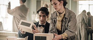 Elokuvasta: Lotte am Bauhaus_ohj. Gregor Schnitzler_2019_Kuvassa Lotte (Alicia von Rittberg) ja Paul (Noah Saavedra)