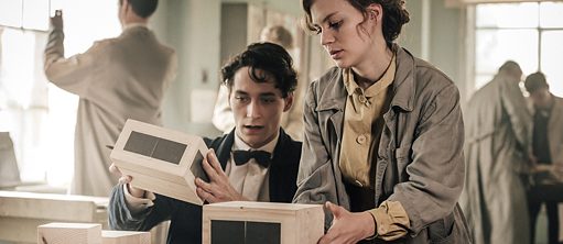 Aus: Lotte am Bauhaus_Regie Gregor Schnitzler_2019_Lotte (Alicia von Rittberg) & Paul (Noah Saavedra)