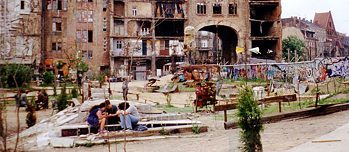 Vor dem Tacheles in Berlin, in den 90ern
