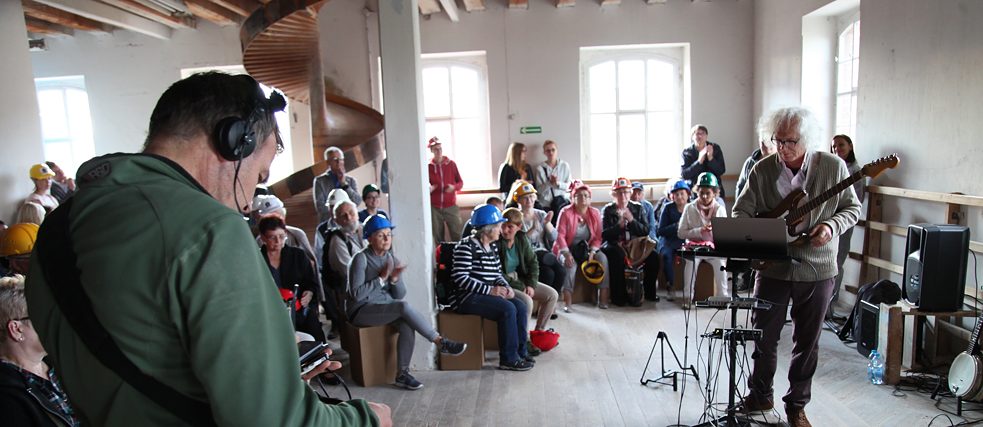 Über 150 Einwohnerinnen und Einwohner des Ortes Dzierżoniów besuchten das „Wandelkonzert“