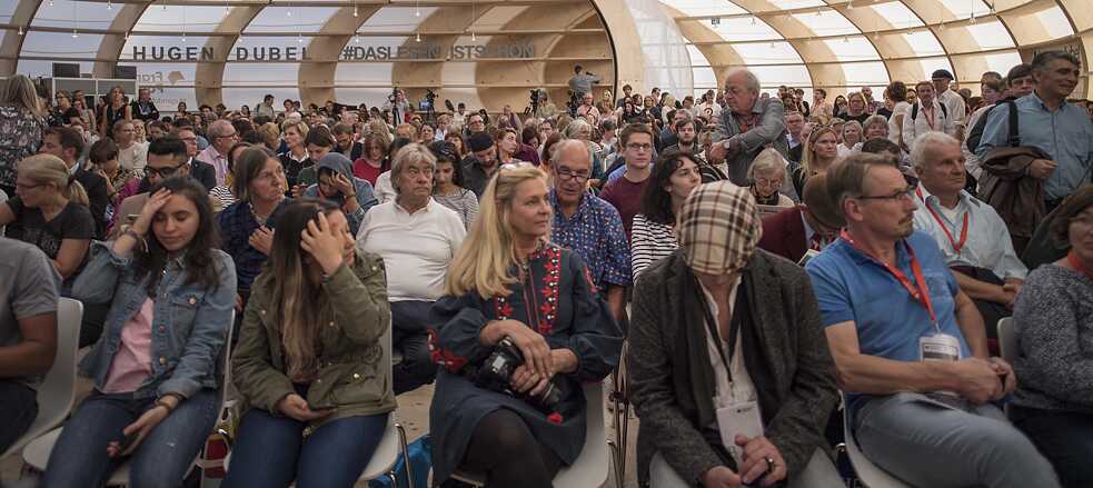 Besucher*innen im Frankfurt Pavillon auf der Frankfurter Buchmesse 2018