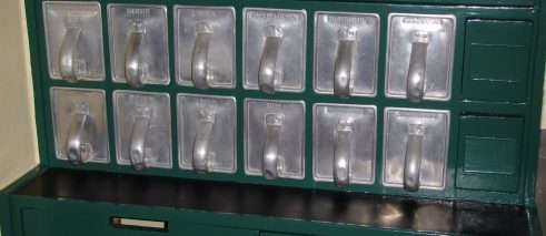 Der Vorratsschrank und der Küchentisch