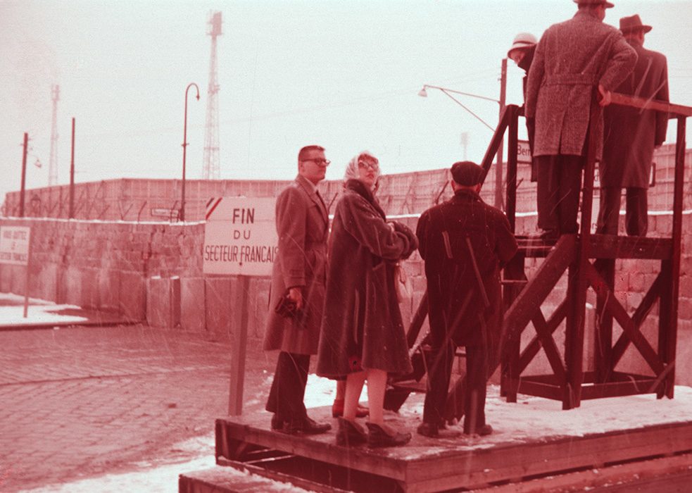 Auf einer Aussichtsplattform an der Berliner Mauer (1961-62)