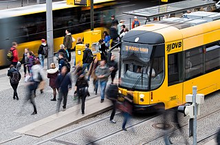 Von günstigeren Fahrpreisen für Bus und Bahn rechnen sich deutsche Städte höhere Fahrgastzahlen und eine deutliche Verbesserung der Luftqualität aus. © Foto: © picture alliance/ZB/Monika Skolimowska Günstigere Fahrpreise für Bus und Bahn