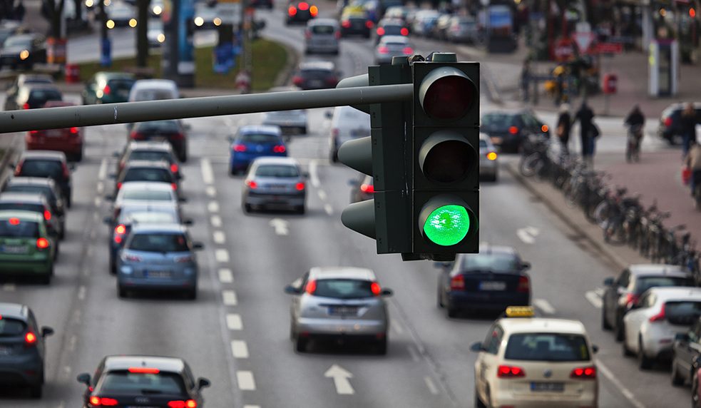 Sistemas inteligentes de semáforos controlam o tráfego em Hagen e Wuppertal. A medida deve contribuir para a diminuição de congestionamentos.