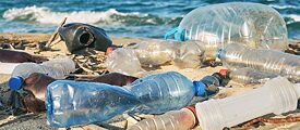 Po celém světě politici, výrobci a společnost vyhlásili válku s plastem.